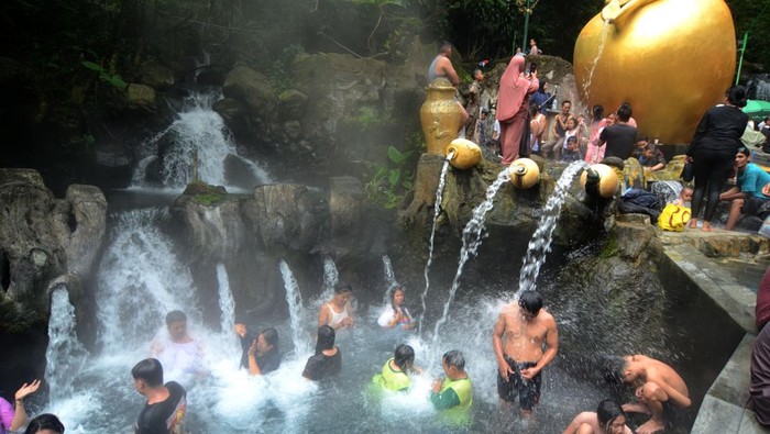 Sejumlah pengunjung menikmati air panas pancuran 13 di Obyek Wisata Guci, Kabupaten Tegal, Jawa Tengah, Rabu (2/3/2025). Menurut Unit Pelaksana Teknis Daerah (UPTD) Obyek Wisata Guci pada H+1 Lebaran pengunjung dari luar kota untuk berlibur di Guci mengalami peningkatan mencapai 20 persen dari 800 menjadi 1.200 pengunjung dibandingkan pada H1 dan H2 Lebaran. ANTARA FOTO/Oky Lukmansyah/foc.