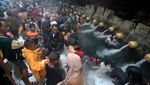 Tumpah Ruah Wisatawan di Pemandian Guci Tegal