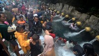 Sejumlah pengunjung menikmati air panas pancuran 13 di Obyek Wisata Guci, Kabupaten Tegal, Jawa Tengah, Rabu (2/3/2025). 