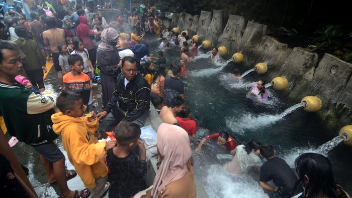 Sejumlah pengunjung menikmati air panas pancuran 13 di Obyek Wisata Guci, Kabupaten Tegal, Jawa Tengah, Rabu (2/3/2025). Menurut Unit Pelaksana Teknis Daerah (UPTD) Obyek Wisata Guci pada H+1 Lebaran pengunjung dari luar kota untuk berlibur di Guci mengalami peningkatan mencapai 20 persen dari 800 menjadi 1.200 pengunjung dibandingkan pada H1 dan H2 Lebaran. ANTARA FOTO/Oky Lukmansyah/foc.