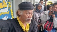 Tio Pakusadweo ingat hanya Ray Sahetapy yang datang mendampinginya melewati proses hukum dari Polda Metro Jaya ke rehabilitasi saat tersandung kasus narkoba pada 2017. Foto: Febri/detikHOT