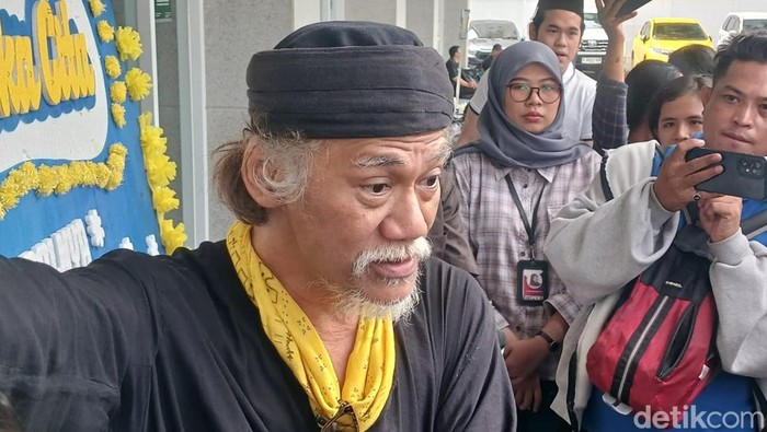 Tyo Pakusadewo melayat ke rumah duka Ray Sahetapy.
