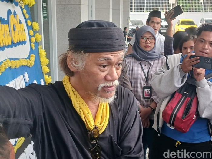 Tyo Pakusadewo Tyo Pakusadewo melayat ke rumah duka Ray Sahetapy.
