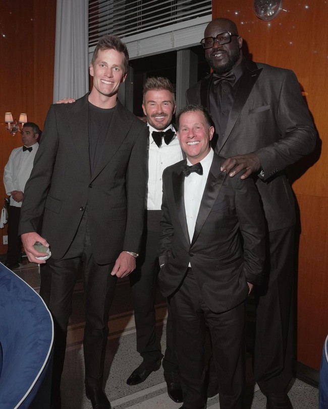 Begini potret stylish David Beckham yang masih tampan dan awet muda di usia hampir 50 tahun bersama para legenda di dunia olahraga, termasuk Tom Brady dan Shaquille O’neal. Foto: Instagram