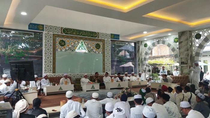 Wakil Menteri Tenaga Kerja (Wamenaker) Immanuel Ebenezer kunjungi Habib Rizieq di Markaz FPI, Petamburan, Jakpus, Rabu (2/4/2025).