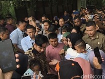 Gibran Bagikan Amplop ke Anak-anak di Rumah Jokowi
