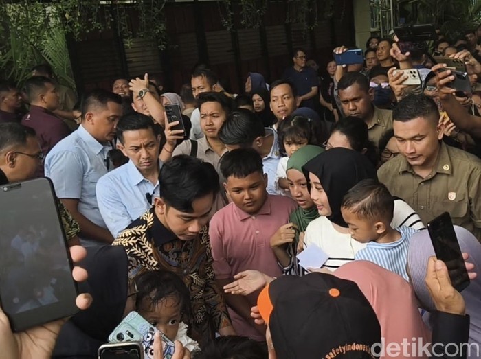 Wakil Presiden Gibran Rakabuming Raka membagikan amplop ke sejumlah anak yang datang ke rumah ayahnya, Joko Widodo (Jokowi) di Kelurahan Sumber, Banjarsari, Solo, Rabu (2/4/2025).