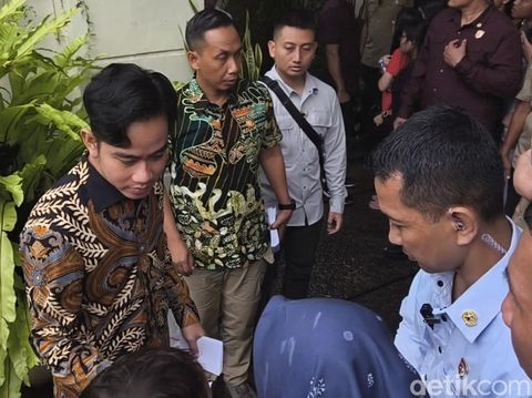 Wakil Presiden Gibran Rakabuming Raka membagikan amplop ke sejumlah anak yang datang ke rumah ayahnya, Joko Widodo (Jokowi) di Kelurahan Sumber, Banjarsari, Solo, Rabu (2/4/2025).
