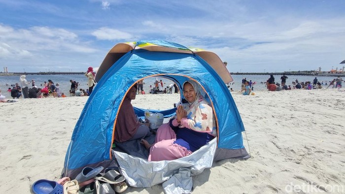 Warga camping di Pantai Ancol. (Taufiq/detikcom)