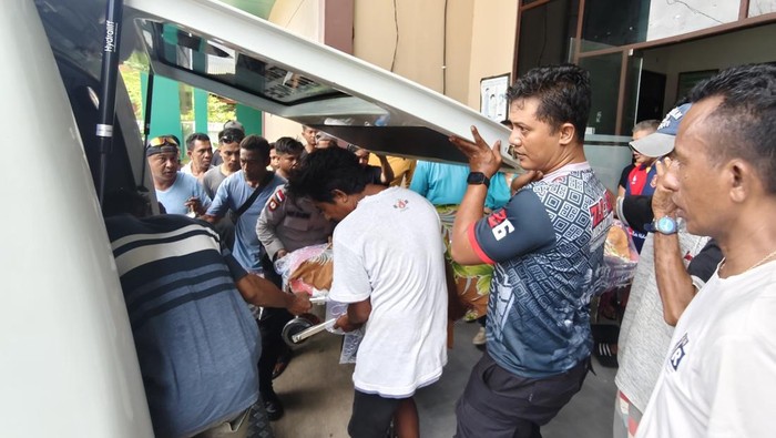 Warga mengevakuasi jenazah Welmince Henuk (68) dari Puskesmas Delha ke kediamannya untuk disemayamkan. (Dok. Polres Rote Ndao)