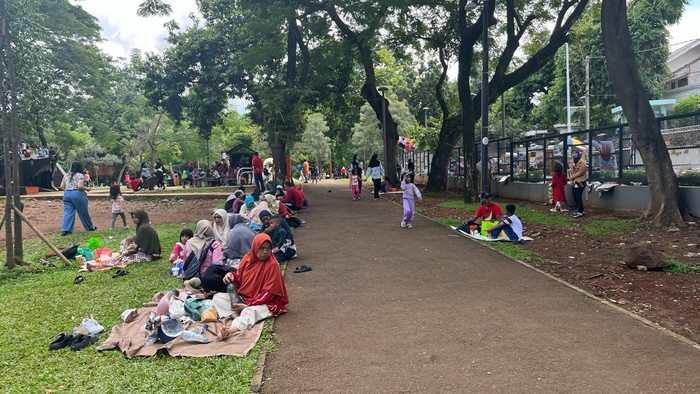 Ruang terbuka hijau (RTH) Tebet Eco Park di Jakarta Selatan menjadi salah satu destinasi rekreasi warga Jakarta untuk berlibur Lebaran 2025. Warga memboyong keluarga mereka karena bisa piknik murah di Tebet Eco Park, Rabu (2/4/2025).