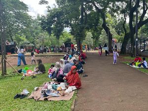 Warga Boyong Keluarga Piknik Santai di Tebet Eco Park karena Murah dan Adem