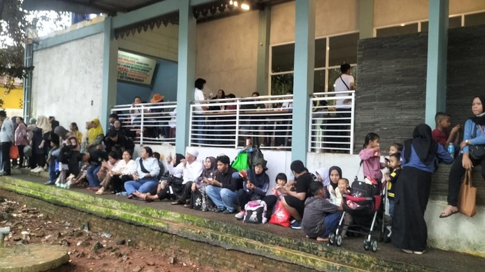 Warga yang tengah berlibur lebaran berteduh gegara hujan