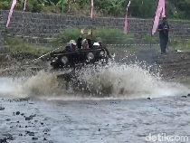 Keseruan Wisata Offroad Jelajahi Sungai-Hutan di Kaki Gunung Semeru