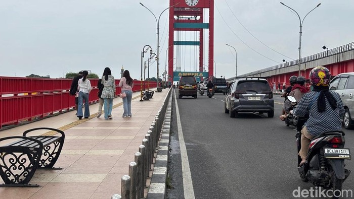 Wisatawan berswafoto di Jembatan Ampera Palembang.
