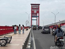 Antusias Wisatawan Luar Daerah Saat Berkunjung ke Jembatan Ampera Palembang