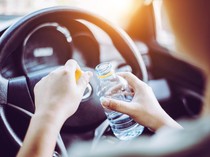 Hidrasi Penting saat Berkendara Jarak Jauh, Perlukah Minum Isotonik?