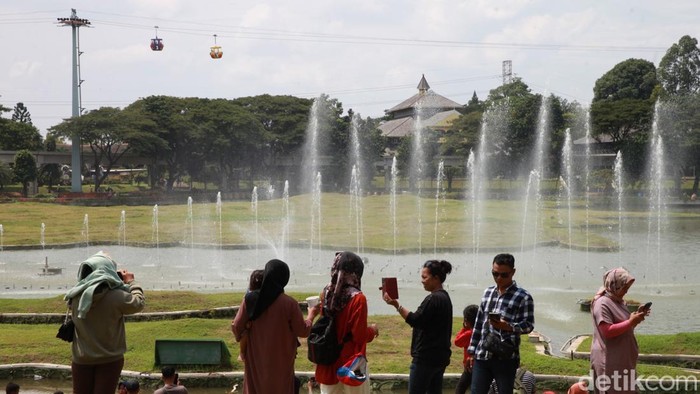 19.000 Warga Berwisata di TMII Pada H+3 Lebaran Warga berwisata di Taman Mini Indonesia Indah, Jakarta, Kamis (3/4/2025).