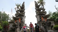 Anjungan rumah adat dapat menyembuhkan rasa rindu dari masyarakat yang tidak pulang ke kampung halamannya masing-masing. Sehingga banyak keluarga yang mengabadikan momen lebaran di rumah adat yang ada di TMII.