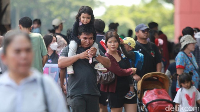 19.000 Warga Berwisata di TMII Pada H+3 Lebaran Warga berwisata di Taman Mini Indonesia Indah, Jakarta, Kamis (3/4/2025).