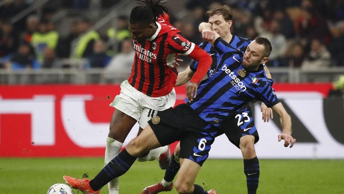 Soccer Football - Coppa Italia - Semi Final - First Leg - AC Milan v Inter Milan - San Siro, Milan, Italy - April 2, 2025 Inter Milans Nicolo Barella and Inter Milans Stefan de Vrij in action with AC Milans Rafael Leao REUTERS/Alessandro Garofalo