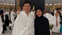 Angga Yunanda menjalankan ibadah umrah bersama dengan Shenina Cinnamon setelah resmi menikah. Foto: dok. Instagram Angga Yunanda