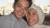 Alhamdulillah tahun ini bisa Lebaran di Tanah Suci dan melaksanakan umrah, bismillah semoga secepatnya bisa kembali lagi. Minal aidin walfaidzin. Mohon maaf lahir dan batin, tulis Angga Yunanda pada caption Instagramnya dilihat pada Kamis (3/4/2025). Foto: dok. Instagram Angga Yunanda