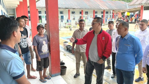 Anggota Komisi XIII DPR RI dari Fraksi Golkar, Umbu Kabunang Rudi Yanto Hunga (jaket merah) mengunjungi Lapas Waikabubak, Sumba Barat, (NTT), Rabu (2/4/2025).
