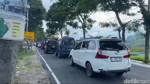 Antrean kendaraan di jalur menuju wisata Telaga Sarangan, Magetan.