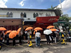 Blok M Kembali Seperti Semula, Antrean Makanan Viral di Mana-mana