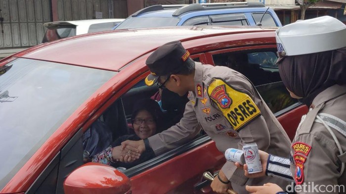 Arus Balik di Trenggalek Mulai Meningkat, Kapolres Turun Langsung Sapa Pemudik