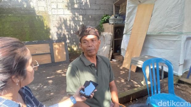 Ayah almarhum Melly, Kadek Wandika, saat ditemui di kediamanya di Desa Bontihing, Kecamatan Kubutambahan, Buleleng, Bali, Kamis (4/4/2025). (Foto: Made Wijaya Kusuma/detikBali)