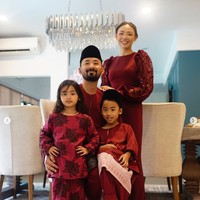 Puteri Indonesia 2013 Whulandary Herman bukan hanya menggunakan tren baju Lebaran kurung Melayu. Dia, suaminya dan kedua anak mereka, kompak mengenakan warna Lebaran 2025, burgundy. Foto: Dok. Instagram