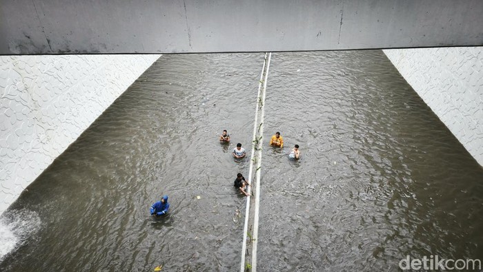Banjir di Underpass Joglo, Kecamatan Banjarsari, Kota Solo, Kamis (3/4/2025).