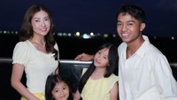 Sarwendah dan ketiga anaknya berlibur ke Bali. Foto: instagram Betrand Peto