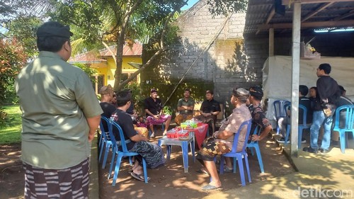 Bupati Buleleng Nyoman Sutjidra saat melayat ke rumah duka di Desa Bontihing, Kecamatan Kubutambahan, Buleleng, Bali, Kamis (4/4/2025). (Foto: Made Wijaya Kusuma/detikBali)