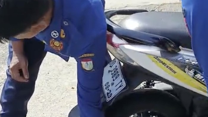Damkar Makassar bantu warga evakuasi motor yang sudah hampir sebulan digembok di depan Pelabuhan Soekarno-Hatta, Makassar. Dokumen Istimewa