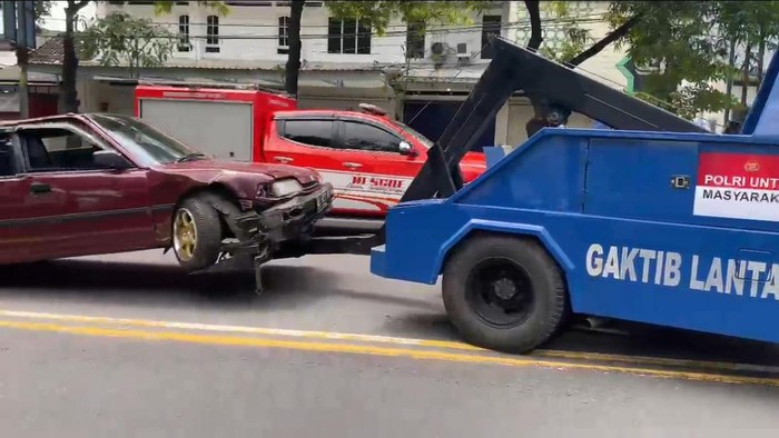 Derek gratis Polresta Surakarta membantu mobil warga yang mengalami masalah di jalan.