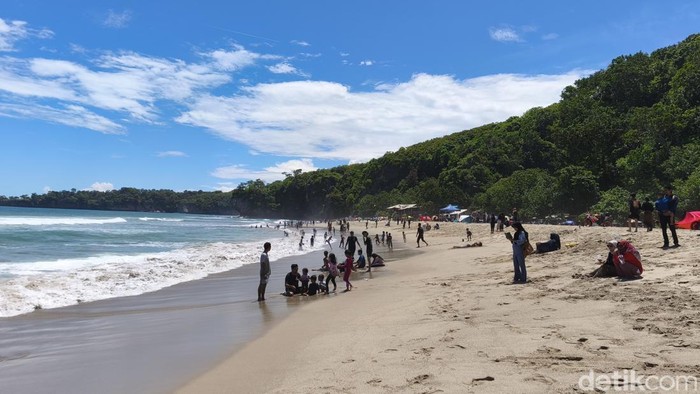 Di hari ke-3 Lebaran, Rabu (2/4/2025) Pantai Sawarna, Lebak, Banten dikunjungi 15 ribu wisatawan.