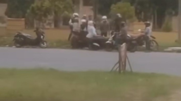 Diduga oknum debt colector merampas motor warga di jalan
