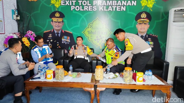 Dirlantas Polda Jateng, Irjen Brigjen Sonny Irawan, saat melakukan pemantauan mobile di Tol Prambanan, Kamis (3/4/2025).