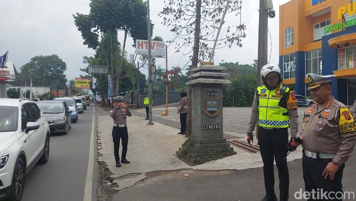 Dirlantas Polda Jawa Barat, Kombes Dodi Darjanto mengecek arus lalu lintas di Lembang