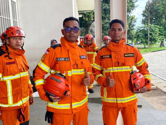 Dua personel Tim SAR Mataram bantu korban gempa di Myanmar. (Humas SAR Mataram)
