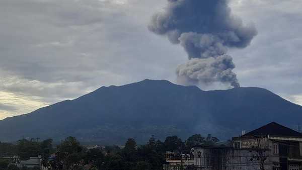 Gunung Marapi Erupsi Semburkan Abu Vulkanik Setinggi Satu Kilometer