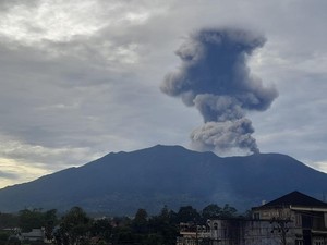 Gunung Marapi Erupsi lagi, Semburkan Abu 800 Meter dari Puncak ke Arah Utara