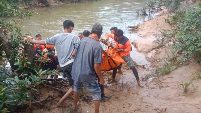 Evakuasi mayat korban tenggelam di sungai Langkat. (Istimewa)