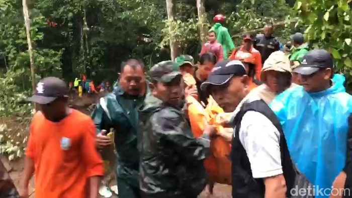 Evakuasi salah satu korban dari 2 mobil terempas longsor di Jalur Pacet-Cangar, Mojokerto.