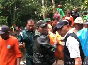 Satu Korban Tewas Terhempas Longsor Jalur Pacet-Cangar Dievakuasi