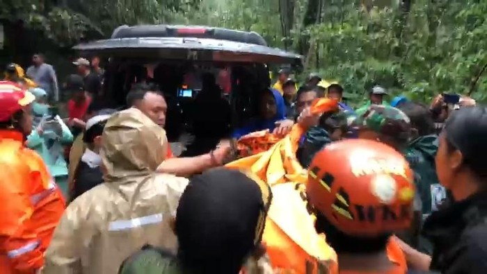 Evakuasi salah satu korban tewas akibat longsor di Jalur Pacet-Cangar, Mojokerto.