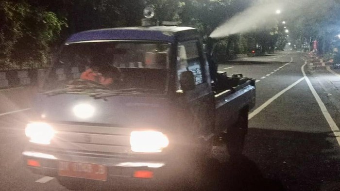 Fogging ultra low volume (ULV) di Denpasar, Bali pada Rabu (2/4/2025) malam. Fogging ULV bertujuan menekan penyebaran DBD.